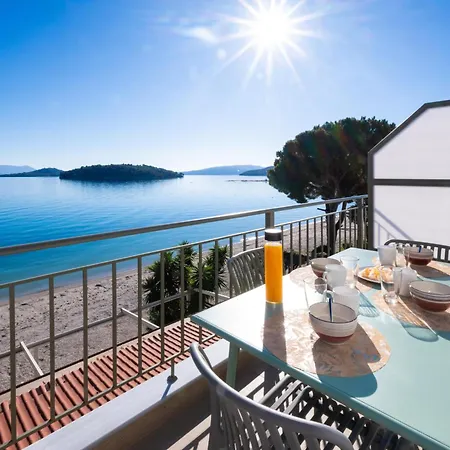 Marmel Seaside Apartment-brandnew Beachfront In